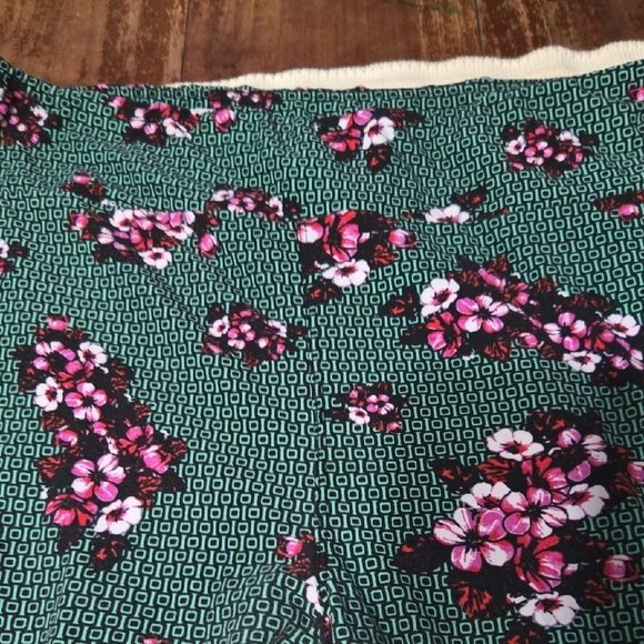 LuLaRoe Green Floral Leggings Tall Curvy TC - Picture 2 of 2